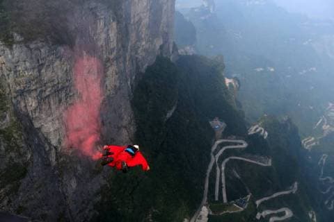News Bilder des Tages (180914) -- ZHANGJIAJIE, Sept. 14, 2018 -- A wingsuit flyer glides through the air during a wingsuit flying competition held at the Tianmen Mountain scenic spot in Zhangjiajie, central China s Hunan Province, Sept. 14, 2018. ) (sxk) CHINA-HUNAN-ZHANGJIAJIE-WINGSUIT FLYING (CN) ZhouxGuoqiang 