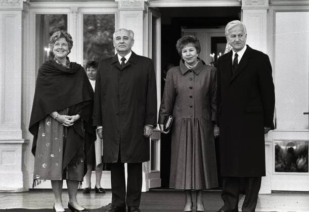 Praesident Michail Gorbatschow (2.v.li., UdSSR) mit Ehefrau Raissa Gorbatschowa (2.v.re.), Bundespraesident Richard von Weizsaecker (Deutschland CDU) und Ehefrau Marianne in Bonn President Mikhail Gorbachev 2 V left USSR with Wife Raissa Gorbatschowa 2 V right Federal President Richard from Weizsäcker Germany CDU and Wife Marianne in Bonn Praesident Michail Gorbatschow zu Besuch in Bonn Praesident Michail Gorbatschow zu Besuch in Bonn *** President Mikhail Gorbachev 2 v left USSR with Wife Raissa Gorbachev 2 V right Federal President Richard from Weizsäcker Germany CDU and Wife Marianne in Bonn President Mikhail Gorbachev visiting Bonn President Michail Gorbachev visiting Bonn imago 54510581
