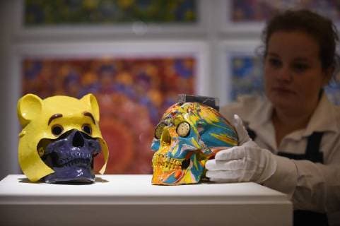 Entertainment Bilder des Tages September 14, 2018 - London, UJK - LONDON, UK. A technician inspects (L to R) Winnie The Pooh , 2005, by Gary Hume (Est. GBP400-600) and The Hours Spin Skull , 2009, by Damien Hirst (Est. GBP3,000-4,000) at a preview of the Yellow Ball: The Frank and Lorna Dunphy Collection sale at Sotheby s in New Bond Street. Frank Dunphy was Damien Hirst s former business manager and mentor. Over 200 works will be auctioned by Sotheby s on 20 September 2018. London UJK  - ZUMAl94_ 20180914_zaf_l94_070 Copyright: xStephenxChungx
