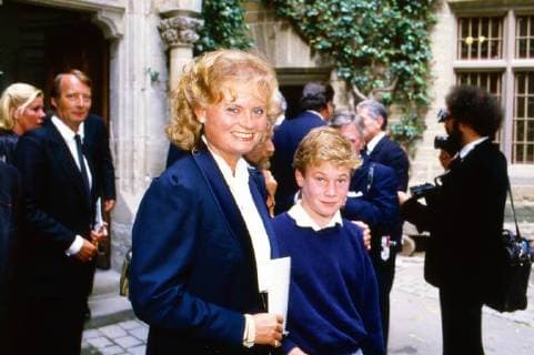 von Preußen Hannelore Kohl mit Sebastian Lithander Prinz von Preußen bei der Gedenkfeier zum 200. Todestag von Friedrich II. auf Burg Hohenzollern in Hechingen, Deutschland 1986. Hannelore Kohl with Sebastian Lithander Prince of Prussia at the commemoration to the 200th anniversary of death of Prussian king Friedrich II at Hohenzollern castle at Hechingen, Germany 1986. Copyright: WolfgangxKühn UnitedArchives100771