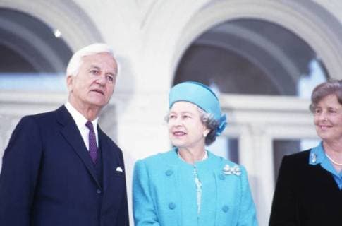 Queen Elizabeth II. in Deutschland Königin Elizabeth II. zu Besuch in Bonn, hier zwichen Bundespräsident Richard von Weizsäcker und dessen Ehefrau Marianne, Deutschland 1992. Queen Elizabeth II visiting Bonn, here with Federal President Richard von Weizsaecker and his wife Marianne, Germany 1992. Copyright: WolfgangxKühn UnitedArchives200278