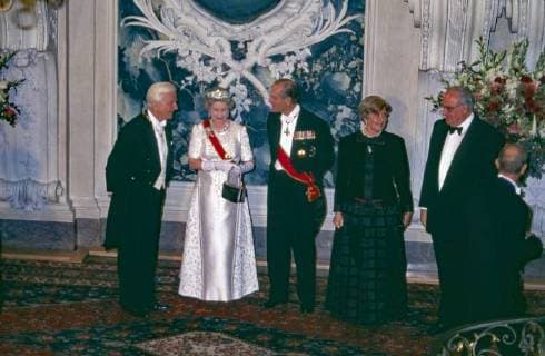 Queen Elizabeth II. in Deutschland Königin Elizabeth II. zu Besuch in Deutschland, hier beim Abendempfang auf Schloss Brühl, hier mit Bundespräsident Richard von Weizsäcker und dessen Frau Marianne, sowie Prinz Philip und Bundeskanzler Helmut Kohl, 1992. Queen Elizabeth II at an evening event at Bruehl castle with President Richard von Weizsaecker, his wife Marianne, Prince Philip and chancellor Helmut Kohl, Germany 1992. Copyright: WolfgangxKühn UnitedArchives200282