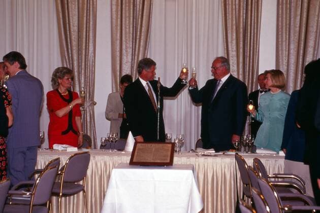 Bill Clinton Hannelore Kohl, Bill Clinton, Bundeskanzler Helmut Kohl und Hillary Clinton beim Besuch von US-Präsident Bill Clinton im Gästehaus auf dem Petersberg bei Bonn, Deutschland 1994. Hannelore Kohl, Bill Clinton, chancellor Helmut Kohl and Hillary Clinton at the visit of US presiden Bill Clinton at Gaestehaus Petersberg near Bonn, Germany 1994. Copyright: WolfgangxKühn UnitedArchives200991