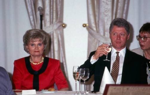 Bill Clinton Hannelore Kohl neben Bill Clinton beim Besuch von US-Präsident Bill Clinton im Gästehaus auf dem Petersberg bei Bonn, Deutschland 1994. Hannelore Kohl with Bill Clinton at the visit of US presiden Bill Clinton at Gaestehaus Petersberg near Bonn, Germany 1994. Copyright: WolfgangxKühn UnitedArchives200993