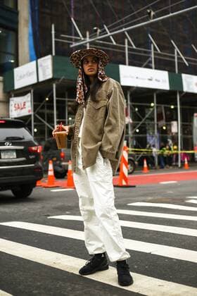 A chic showgoer posing on the street outside of the Maryam Nassir show during New York Fashion Week - Sept 12, 2018 - NYFW: Spring 2019 Street Style Day 7, New York New York United States  Copyright: xValentinaxRanierix h_00542934