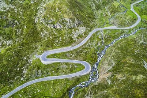 Luftaufnahme, Kurvige Passstraße Flüelapass, mit Wolken, Kanton Graubünden, Schweiz, Europa Copyright: imageBROKER/StefanxSchurr ibxssc04743601.jpg