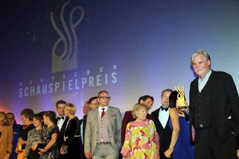 Schauspieler Peter Simonischek (re.) mit dem Deutschen Schauspielpreis 2018 für sein Lebenswerk anlässlich der Verleihung des Deutschen Schauspielpreises 2018 im Berliner Zoo-Palast snapshot-photography N.Hochstein *** Actor Peter Simonischek wins the German Drama Award 2018 for his lifes work on the occasion of the presentation of the German Drama Award 2018 at the Berlin Zoo Palast snapshot photography N Hochstein