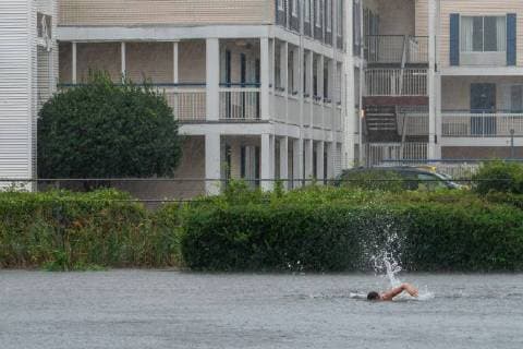 News Bilder des Tages Henry Murtagh, 17, of Wilmington, swims in a flooded street after his friends bet him 10 dollars during tropical storm Florence September 15, 2018 in Wilmington, North Carolina. Tropical storm Florence is expected to drop more rain over the next few days and cause more flooding along North and South Carolina. Some rivers are expected to crest on Monday.  WIL20180915514 KENxCEDENO