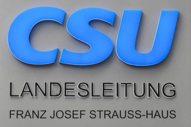CSU- Schriftzug am Franz Josef Strauss- Haus, CSU-Zentrale in München.