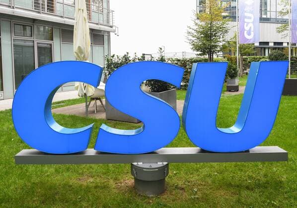 CSU- Schriftzug am Franz Josef Strauss- Haus, CSU-Zentrale in München.