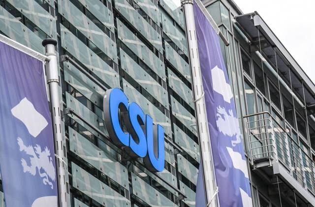 CSU- Schriftzug und CSU-Fahnen am Franz Josef Strauss- Haus, CSU-Zentrale in München.