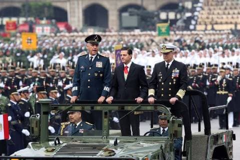 Mexiko feiert Unabhängigkeitstag September 16, 2018 - EUM20180916NAC20.JPG .CIUDAD DE MEXICO. CommemorationsCelebraciones-Independencia.- 16 de septiembre de 2018. El presidente Enrique Pena Nieto encabeza el desfile militar con motivo del 208 aniversario del inicio de la Independencia de Mexico; acompanado de Salvador Cienfuegos (izq.), secretario de Defensa; y Vidal Francisco Soberon Sanz (der.), secretario de la Marina, pasa revista a las tropas durante el desfile militar con motivo del 208 Aniversario del inicio de la Guerra de Independencia de Mexico. Foto: Agencia EL UNIVERSALJuan Carlos ReyesEELG Copyright: xElxUniversalx