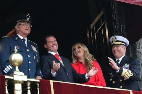 Mexiko feiert Unabhängigkeitstag September 16, 2018 - EUM20180916NAC22.JPG .CIUDAD DE MEXICO. CommemorationsCelebraciones-Independencia.- 16 de septiembre de 2018. El presidente Enrique Pena Nieto encabeza el desfile militar con motivo del 208 aniversario del inicio de la Independencia de Mexico; acompanado de su esposa; de Salvador Cienfuegos (izq.), secretario de Defensa; y Vidal Francisco Soberon Sanz (der.), secretario de la Marina. Foto: Agencia EL UNIVERSALJuan Carlos ReyesEELG Copyright: xElxUniversalx