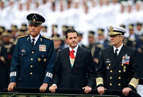 News Bilder des Tages (180916) -- MEXICO CITY, Sept. 16, 2018 -- Mexican President Enrique Pena Nieto (C) inspect troops during a military parade to commemorate Mexico s Independence Day in Mexico City, capital of Mexico, on Sept. 16, 2018. ) MEXICO-MEXICO CITY-INDEPENDENCE DAY-PARADE FranciscoxCanedo 