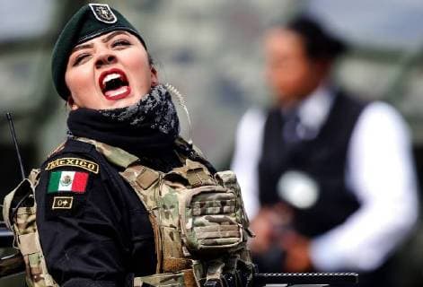 News Bilder des Tages (180916) -- MEXICO CITY, Sept. 16, 2018 -- A member of the Mexican Armed Forces takes part in a military parade to commemorate Mexico s Independence Day in Mexico City, capital of Mexico, on Sept. 16, 2018. ) MEXICO-MEXICO CITY-INDEPENDENCE DAY-PARADE FranciscoxCanedo 
