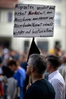 Rechter Demonstration nach Tod eines 22-jährigen in Koethen Ca. 1400 Menschen folgen nach dem Tod eines 22-jaehrigen Mannes einem Aufruf von rechtsradikalen Gruppen zu einer Demonstration in Koethen. Nach einer Auseinandersetzung zwischen zwei afghanischen Staatsangehoerigen und zwei Deutschen verstarb vor einer Woche ein 22-Jaehriger Mann, laut Obduktionsbericht an einem nicht unmittelbar mit den Verletzungen zusammenhaengenden Herzversagen. Die Polizei hat zwei tatverdaechtige afghanische Maenner wegen dem Verdacht auf Koerperverletzung mit Todesfolge festgenommen. Demonstrant mit Schild: Migranten verpisst euch, nehmt Merkel mit, eure Moscheen, eure Messer und Dönerbuden! Kommt niemals wieder und lasst uns in Ruhe! Koethen Sachsen-Anhalt Deutschland *** Right demonstration after the death of a 22-year-old in Koethen Ca 1400 peopl