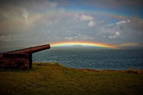 Duart Castle ist ein schottisches Schloss, das auf der Isle of Mull liegt. Das Schloss lässt sich bis ins 13. Jahrhundert zurückdatieren. Es ist der Sitz der MacLeans. Nach der Niederlage der Jakobiten 1691 wurde auf der im Verlauf des Aufstands beschädigten Burg eine englische Garnison stationiert. Duart Castle war 1969 Drehort des Films When Eight Bells Toll mit Anthony Hopkins. 1999 wurde hier außerdem der Film Verlockende Falle mit Sean Connery und Catherine Zeta-Jones gedreht., Dornie Argyll Schottland
