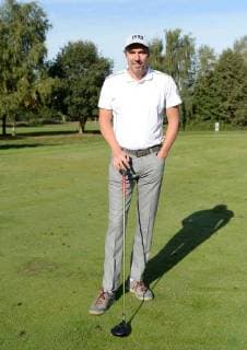 Hamburg, der 17. September 2018 Zahlreiche Prominente spielten heute ein Charity Golfturnier im Golfclub Treudelberg in Hamburg. Bereits gestern fand die Players Night des Eagles Charity Golfclubs im Steigenberger Hotel Treudelberg statt. Bildinfo: Michael Stich schwang den Golfschläger für einen guten Zweck. Der ehemalige Tennisspieler und Wimbledon-Sieger machte auf dem Golfplatz ordentlich Dampf. Michael Stich, Manfred Kaltz und Hinnerk Baumgarten bei Golf Charity Turnier Nord Cup 2018 im Golfclub Treudelberg