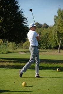 Hamburg, der 17. September 2018 Zahlreiche Prominente spielten heute ein Charity Golfturnier im Golfclub Treudelberg in Hamburg. Bereits gestern fand die Players Night des Eagles Charity Golfclubs im Steigenberger Hotel Treudelberg statt. Bildinfo: Michael Stich schwang den Golfschläger für einen guten Zweck. Der ehemalige Tennisspieler und Wimbledon-Sieger machte auf dem Golfplatz ordentlich Dampf. Michael Stich, Manfred Kaltz und Hinnerk Baumgarten bei Golf Charity Turnier Nord Cup 2018 im Golfclub Treudelberg
