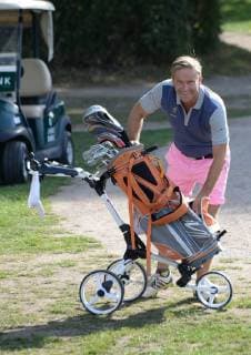Hamburg, der 17. September 2018 Zahlreiche Prominente spielten heute ein Charity Golfturnier im Golfclub Treudelberg in Hamburg. Bereits gestern fand die Players Night des Eagles Charity Golfclubs im Steigenberger Hotel Treudelberg statt. Bildinfo: NDR Moderator Hinnerk Baumgarten in rosa Golfhose war auch während des Spiels zum Scherzen aufgelegt. Michael Stich, Manfred Kaltz und Hinnerk Baumgarten bei Golf Charity Turnier Nord Cup 2018 im Golfclub Treudelberg