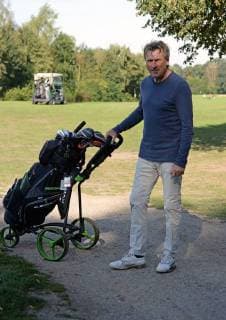 Hamburg, der 17. September 2018 Zahlreiche Prominente spielten heute ein Charity Golfturnier im Golfclub Treudelberg in Hamburg. Bereits gestern fand die Players Night des Eagles Charity Golfclubs im Steigenberger Hotel Treudelberg statt. Bildinfo: Manfred Manni Kaltz war beim HSV Hamburger SV für seine Bananenflanken bekannt. Auf dem Golfplatz schlägt er die Bälle zielgenau. Michael Stich, Manfred Kaltz und Hinnerk Baumgarten bei Golf Charity Turnier Nord Cup 2018 im Golfclub Treudelberg