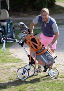 Hamburg, der 17. September 2018 Zahlreiche Prominente spielten heute ein Charity Golfturnier im Golfclub Treudelberg in Hamburg. Bereits gestern fand die Players Night des Eagles Charity Golfclubs im Steigenberger Hotel Treudelberg statt. Bildinfo: NDR Moderator Hinnerk Baumgarten in rosa Golfhose war auch während des Spiels zum Scherzen aufgelegt. Michael Stich, Manfred Kaltz und Hinnerk Baumgarten bei Golf Charity Turnier Nord Cup 2018 im Golfclub Treudelberg