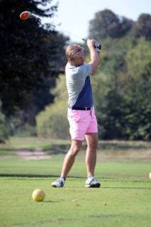 Hamburg, der 17. September 2018 Zahlreiche Prominente spielten heute ein Charity Golfturnier im Golfclub Treudelberg in Hamburg. Bereits gestern fand die Players Night des Eagles Charity Golfclubs im Steigenberger Hotel Treudelberg statt. Bildinfo: NDR Moderator Hinnerk Baumgarten in rosa Golfhose war auch während des Spiels zum Scherzen aufgelegt. Michael Stich, Manfred Kaltz und Hinnerk Baumgarten bei Golf Charity Turnier Nord Cup 2018 im Golfclub Treudelberg