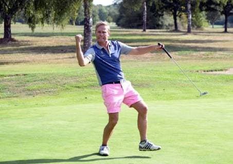 Entertainment Bilder des Tages Hamburg, der 17. September 2018 Zahlreiche Prominente spielten heute ein Charity Golfturnier im Golfclub Treudelberg in Hamburg. Bereits gestern fand die Players Night des Eagles Charity Golfclubs im Steigenberger Hotel Treudelberg statt. Bildinfo: NDR Moderator Hinnerk Baumgarten in rosa Golfhose war auch während des Spiels zum Scherzen aufgelegt. Michael Stich, Manfred Kaltz und Hinnerk Baumgarten bei Golf Charity Turnier Nord Cup 2018 im Golfclub Treudelberg