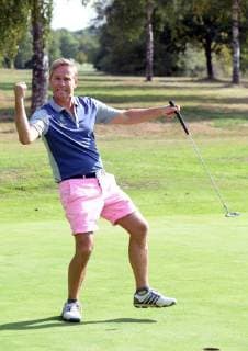 Hamburg, der 17. September 2018 Zahlreiche Prominente spielten heute ein Charity Golfturnier im Golfclub Treudelberg in Hamburg. Bereits gestern fand die Players Night des Eagles Charity Golfclubs im Steigenberger Hotel Treudelberg statt. Bildinfo: NDR Moderator Hinnerk Baumgarten in rosa Golfhose war auch während des Spiels zum Scherzen aufgelegt. Michael Stich, Manfred Kaltz und Hinnerk Baumgarten bei Golf Charity Turnier Nord Cup 2018 im Golfclub Treudelberg