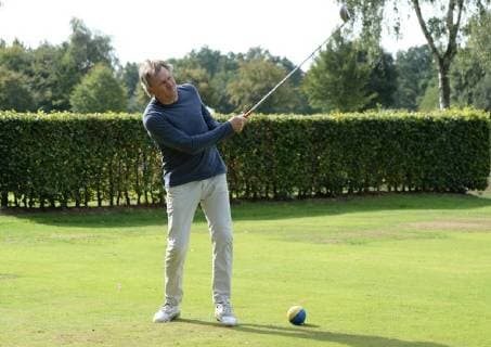 Hamburg, der 17. September 2018 Zahlreiche Prominente spielten heute ein Charity Golfturnier im Golfclub Treudelberg in Hamburg. Bereits gestern fand die Players Night des Eagles Charity Golfclubs im Steigenberger Hotel Treudelberg statt. Bildinfo: Manfred Manni Kaltz war beim HSV Hamburger SV für seine Bananenflanken bekannt. Auf dem Golfplatz schlägt er die Bälle zielgenau. Michael Stich, Manfred Kaltz und Hinnerk Baumgarten bei Golf Charity Turnier Nord Cup 2018 im Golfclub Treudelberg
