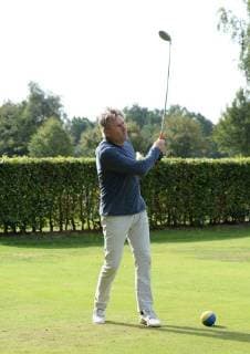 Hamburg, der 17. September 2018 Zahlreiche Prominente spielten heute ein Charity Golfturnier im Golfclub Treudelberg in Hamburg. Bereits gestern fand die Players Night des Eagles Charity Golfclubs im Steigenberger Hotel Treudelberg statt. Bildinfo: Manfred Manni Kaltz war beim HSV Hamburger SV für seine Bananenflanken bekannt. Auf dem Golfplatz schlägt er die Bälle zielgenau. Michael Stich, Manfred Kaltz und Hinnerk Baumgarten bei Golf Charity Turnier Nord Cup 2018 im Golfclub Treudelberg