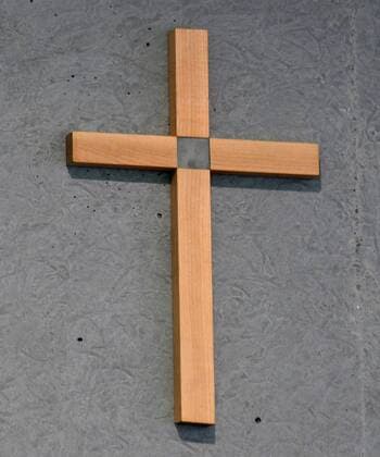 Ein Kreuz hängt an einer Wand im Franz Josef Strauss- Haus, der CSU-Zentrale in München. Seit dem 1. Juni 2018 gilt der sogenannte Kreuzerlass in Bayern.Danach sollen die Behörden in Bayern christliche Kreuze in ihren Amtsstuben anbringen Der Paragraf lautet: im Eingangsbereich eines jeden Dienstgebäudes ist als Ausdruck der geschichtlichen und kulturellen Prägung Bayerns gut sichtbar ein Kreuz anzubringen.
