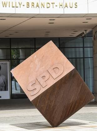 Metallwürfel und SPD-Schriftzug am Eingang zum Willy-Brandt-Haus in Berlin, der Bundeszentrale der Sozialdemokratischen Partei Deutschlands.