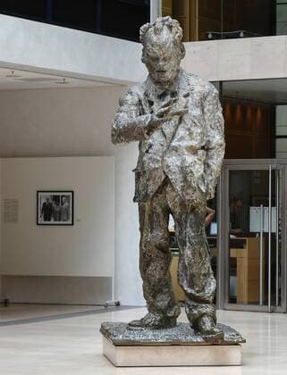 Willy-Brandt-Skulptur im Atrium des Willy-Brandt-Hauses in Berlin, der Bundeszentrale der Sozialdemokratischen Partei Deutschlands.