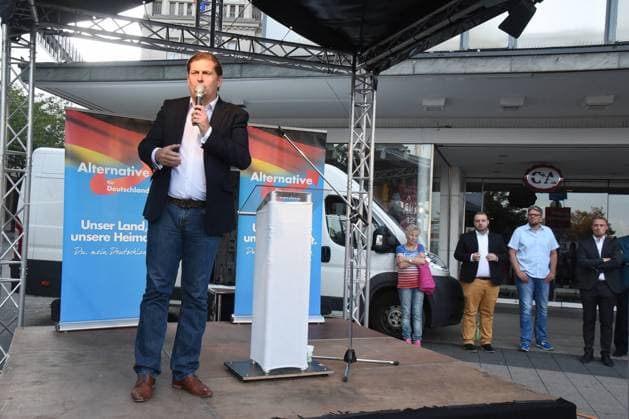 17.09.2018, xkhx Kassel, Opernplatz Kundgebung der beiden Kreisverbände der AfD Kassel-Stadt und -Land zur hessischen Landtagswahl 2018 Bild zeigt: keine grosse Bühne für Maximilian Krah stv. Vorsitzender der AfD Sachsen *** 17 09 2018 xkhx Kassel Opernplatz Rally of the two district associations of the AfD Kassel City and Land for the Hessian state election 2018 Picture shows no big stage for Maximilian Krah stv Chairman of the AFD Saxony