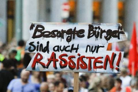 News Bilder des Tages Germany: Anti-Seehofer rally in Frankfurt A protester holds up a sign that reads Concerned citizens are only racists . Around 6.300 protesters marched through Frankfurt, in support of the Seebrucke (Sea Lift) movement for the rescuing of refugees from the Mediterranean Sea. They also protested against the restrictive refugee policies of German Federal Interior Minister Horst Seehofer, who was due to speak at a congress in Frankfurt the following day, but whose appearance was cancelled. Frankfurt Hesse Germany  MichaelxDebets