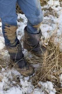 IMAGO Creative: Jahreszeit Winter, Spaziergang Low section of boy with dirty jeans and boots during winter  Copyright: Halfdark fStopImages1329009
