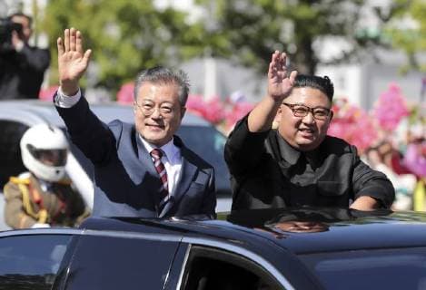News Bilder des Tages September 18, 2018 - Pyeongyang, NORTH KOREA - Sep 18, 2018-Pyeongyang, North Korea-South Korean President Moon Jae In and North Korean Leader Kim Jong Un Motorcade parade at Downtown in Pyeongyang, North Korea. The South and North Korean heads of state left Pyeongyang International Airport in separate limousines (as part of a motorcade), exiting their vehicles in front of the Three Revolutions Exhibition Hall to greet Pyeongyang citizens. They then got into the same open top limousine and proceeded in a car parade. After turning left at the Yongheung intersection, the two leaders traveled while waving to the Pyeongyang citizens lining the streets until they reached Yeomyeong Street. JOINT PRESS CORP PHOTO Pyeongyang NORTH KOREA - ZUMAr168 20180918_zap_r168_246 Copyright: xRyuxSeung-Ilx