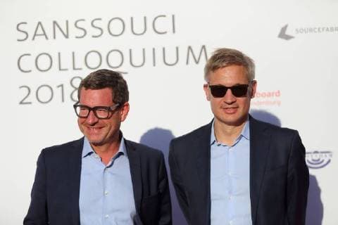 Kai Diekmann und Ulf Poschardt (Chefredakteur Die Welt), v.l., kommen zur Verleihung des M100 Media Award an Deniz Yücel im Potsdam Museum in Potsdam, 18. September 2018. M100 Media Award