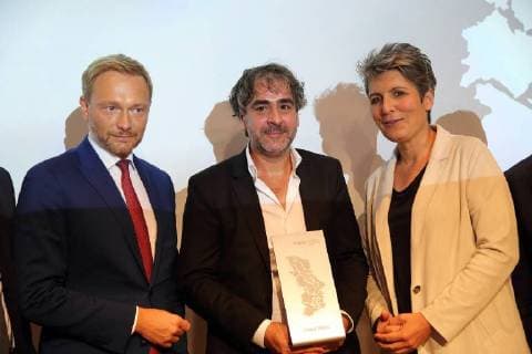 Christian Lindner (FDP), M100 Media Award Preisträger Deniz Yücel (Die Welt) und Ines Pohl (Chefredakteurin Deutsche Welle), v.l., bei Verleihung des M100 Media Award im Potsdam Museum in Potsdam, 18. September 2018. M100 Media Award