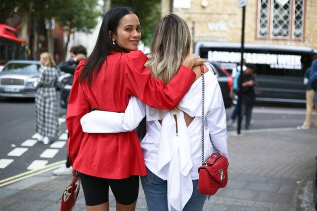 Chic showgoers posing on the street outside the Preen show during London Fashion Week - Sept 16, 2018 - LFW: Spring 2019 Street Style Day 3, London England United Kingdom  Copyright: xValentinaxRanierix h_00544458