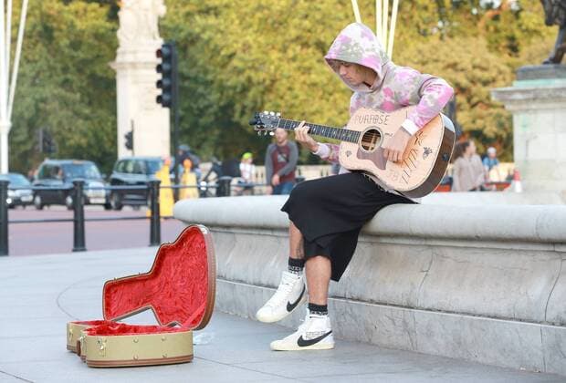 Canadian singer Justin Bieber stops at the Buckingham Palace fountain to play a couple of songs with his guitar for Hailey Baldwin and fans, London. SEPTEMBER 18th 2018  MNIx183204