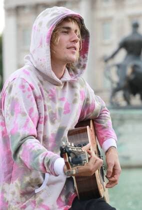 Canadian singer Justin Bieber stops at the Buckingham Palace fountain to play a couple of songs with his guitar for Hailey Baldwin and fans, London. SEPTEMBER 18th 2018  MNIx183204