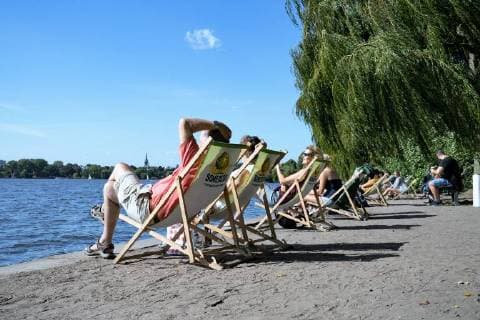 News Bilder des Tages Menschen genießen den sonnigen Tag in Sonnenliegen an der Hamburger Außenalster Höhe Alsterperle Sonnenliege;Der wohl letzte Sommertag des Jahres 2018 - der Rekordsommer verabschiedet sich vor dem Herbstanfang noch einmal mit strahlendem Sonnenschein - Wetterfoto Sonne Herbst Freizeit in Hamburg, Hamburg Hamburg Deutschland Barmbek-Winterhude *** People enjoy the sunny day in sun loungers at the Hamburg Outer Alster Hoehe Alsterperle Sun Lounger The probably last summer day of the year 2018 the record summer says goodbye before the fall again with bright sunshine Weather Photo Sun Autumn Leisure time in Hamburg Hamburg Hamburg Germany Barmbek Winterhude