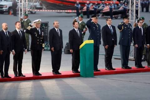 epa07032277 Mexican President Enrique Pena Nieto (C) heads the ceremony of raising the flag of the country during a tribute to the victims of the devastating earthquakes that, 32 years apart, on 19 September shook the country in 1985 and 2017, in Mexico City, Mexico, 19 September 2018. Tribute to the victims of the devastating earthquakes of 1985 and 2017 !ACHTUNG: NUR REDAKTIONELLE NUTZUNG!  Copyright: xJOSExMENDEZx MEX02 20180919-636729712016994184