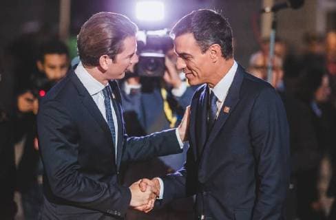 Salzburg 19.09.2018, Salzburg, AUT, Informeller EU Gipfel der Staats und Regierungsschefs, im Bild Bundeskanzler Sebastian Kurz (Oesterreich), Ministerpraesident Pedro Sanchez (Spanien) Chancellor Sebastian Kurz (Austria), prime minister Pedro Sanchez (Spain) during the Informal Summit of Heads of Governments and States of the European Union in Salzburg, Austria on 2018 09 19, *** Salzburg 19 09 2018 Salzburg AUT Informal EU Summit of Heads of State and Government Chancellor Sebastian Kurz Austria State Premier Pedro Sanchez Spain Chancellor Sebastian Kurz Austria prime minister Pedro Sanchez Spain during the Informal Summit of Headquarters of Governments and States of the European Union in Salzburg Austria on 2018 09 19  EX_FEI