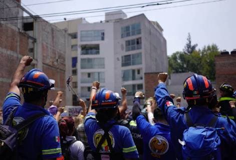 News Bilder des Tages (180920) -- MEXICO CITY, Sept. 20, 2018 -- Rescuers take part in the commemoration of the first anniversary of the 7.1-magnitude earthquake of Sept. 19, 2017, at a building which collapsed after the earthquake, in number 286 of Alvaro Obregon avenue, in Mexico City, capital of Mexico, on Sept. 19, 2018. David de la Paz) (dtf) MEXICO-MEXICO CITY-COMMEMORATION-EARTHQUAKE e DavidxdexlaxPaz 