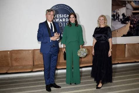 Dänemark, Prinzessin Mary bei Design Award in Klampenborg H.K.H. Kronprinsessen forestaar overraekkelse af Design Award 2018 til AArets Designer paa Bellevue Teatret i Klampenborg. Her ses hun ved ankomsten sammen med Helle Blok, chefredaktoer paa Bolig Magasinet og Erik Rimmer, chefredaktoer paa Bo Bedre, torsdag den 20. september 2018.. , Denmark  Copyright: TariqxMikkelxKhanx cop103 spdk20180920-210921-L