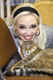 Daniela Katzenberger mit Katze bei einem Fototermin zur Präsentation ihres Kalenders I Love Cats 2019 , von dessen Verkaufserlös ein Teil an den Deutschen Tierschutzbund geht, im Tierheim Düren. Düren, 21.09.2018