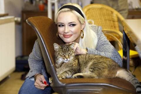 Entertainment Bilder des Tages Daniela Katzenberger mit Katze bei einem Fototermin zur Präsentation ihres Kalenders I Love Cats 2019 , von dessen Verkaufserlös ein Teil an den Deutschen Tierschutzbund geht, im Tierheim Düren. Düren, 21.09.2018